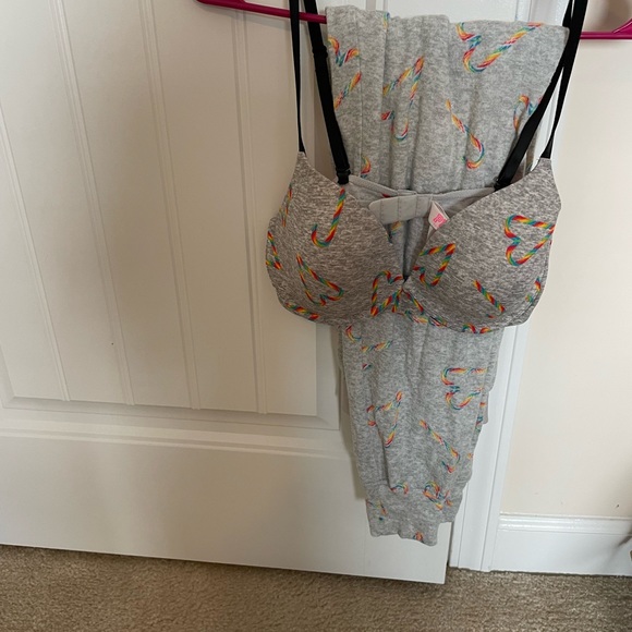 Adorable vs pink holiday jogger pjs. Vs pink pajama pants size small.💕🎄💕 - Picture 5 of 5